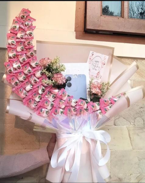 Snack Tower Yupi Bentuk Bulan Sabit