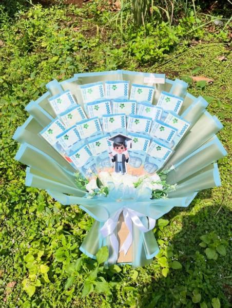Buket Uang Pecahan 50rb & Graduation Character